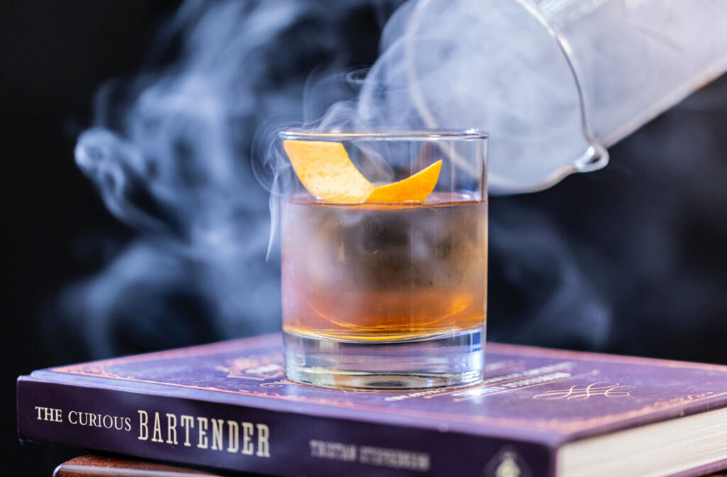 Mixologist vs Bartender